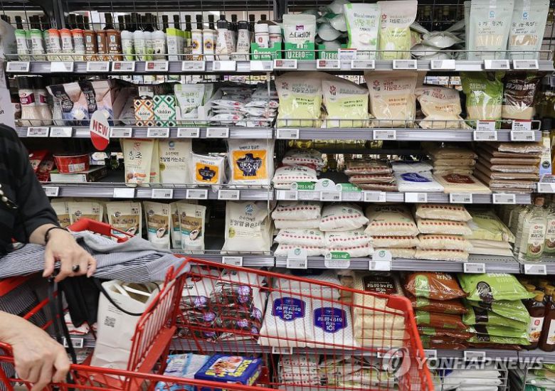 지난달 설탕과 소금의 물가 상승률이 1년 만에 최고치를 기록한 것으로 나타났다. 통계청 자료에 따르면 지난달 설탕의 소비자물가지수는 141.58로 지난해 동월보다 16.9% 상승했다. 이는 지난해 9월(20.7%) 이후 1년 만의 최고치다. 소금 물가도 기록적인 수준을 보였다. 지난달 소금 물가 상승률은 17.3%로 지난해 8월(20.9%) 이후 1년 1개월 만에 최고를 기록했다. 사진은 11일 서울 한 대형마트의 소금·설탕 매대. 2023.10.11. 연합뉴스