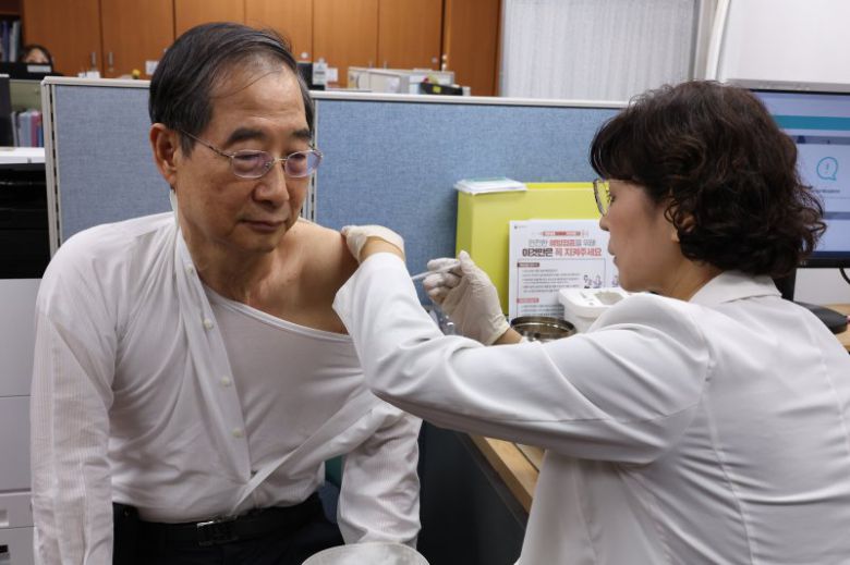 코로나19 신규 백신 접종받는 한덕수 총리 (서울=연합뉴스) 황광모 기자 = 한덕수 국무총리가 최근 유행 변이에 대응해 개발된 코로나19 신규 백신의 겨울철 접종이 시작된 19일 오후 서울 종로구 보건소에서 신규 개발된 XBB.1.5 단가 백신을 접종받고 있다. 정부는 65세 이상·면역저하자·감염 취약 시설 입원과 종사자 등 고위험군 먼저 이날 접종을 시작했다. 소아·영유아 고위험군·일반 국민은 내달 1일부터 접종받을 수 있으며 독감 백신과 함께 맞을 수도 있다. 신규 코로나19 백신은 전국 위탁의료기관과 보건소에서 모든 국민이 무료로 접종받을 수 있다. 2023.10.19 hkmpooh@yna.co.kr (끝) /사진=연합 지면화상