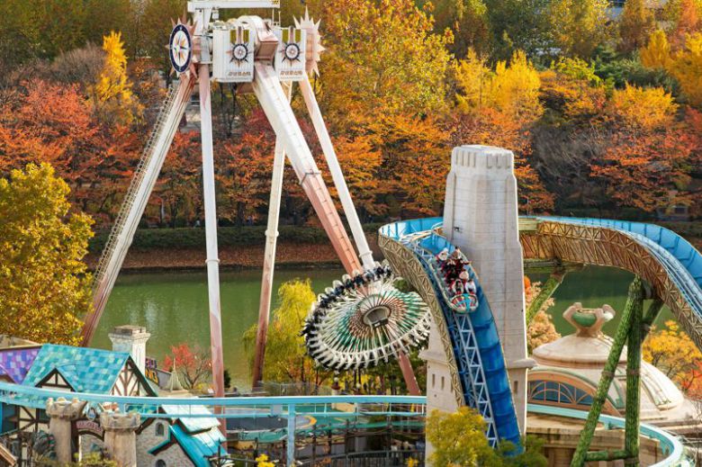 ‘자이로드롭’, ‘자이로스윙’, ‘아트란티스’ 등 스릴 넘치는 어트랙션을 탑승하면 짜릿한 기분과 함께 단풍을 즐길 수 있다. 롯데월드 제공