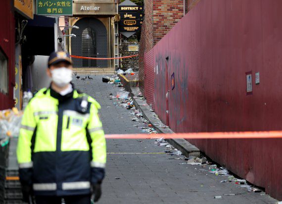 경찰이 서울 용산구 이태원 압사 참사 현장을 통제하며 지키고 있다. /사진=뉴스1