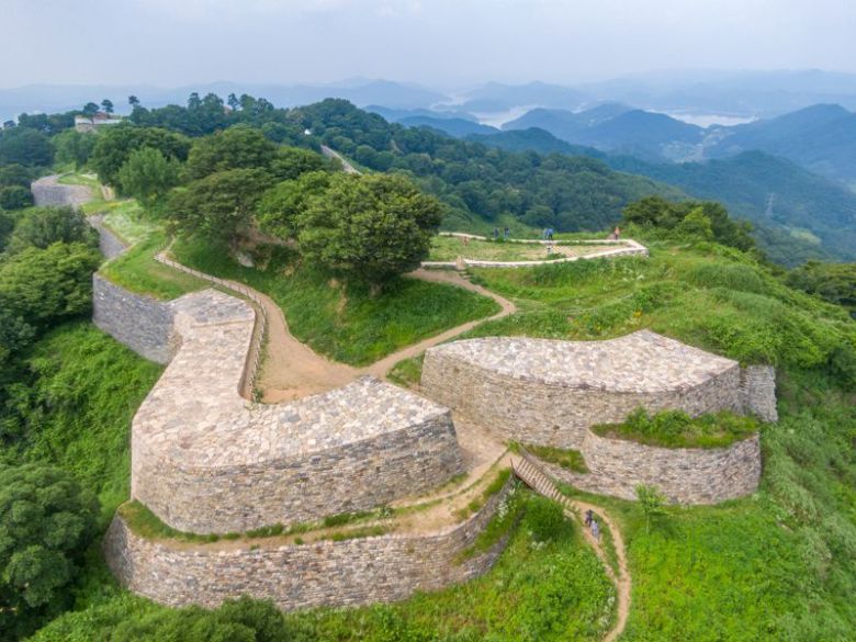 계족산성에서는 대전 시내와 너른 대청호가 내려다보이는 모습을 한눈에 담을 수 있어 전망대 역할을 톡톡히 한다.