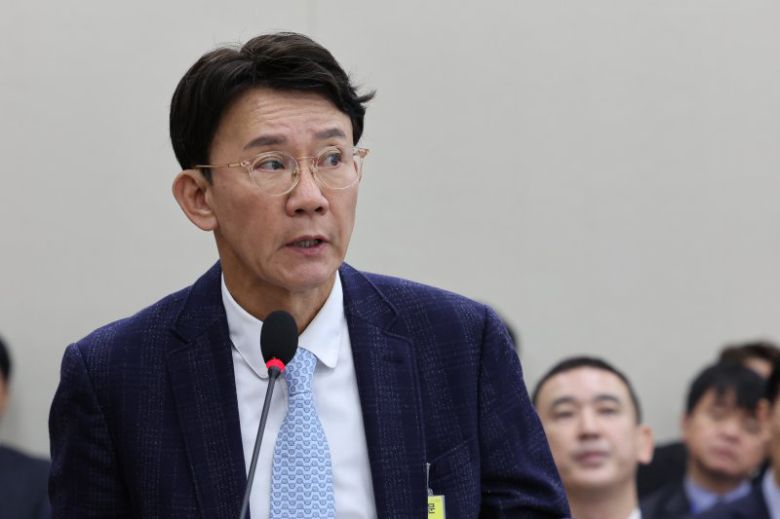 강봉구 삼성전자 부사장이 27일 서울 여의도 국회에서 열린 산업통상자원위원회의 과학기술정보방송통신위원회의 과기부 등에 대한 종합국정감사에 참고인 신분으로 출석, 의원 질의에 답하고 있다. 뉴스1