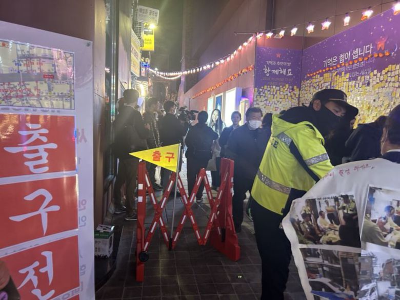 이태원 참사가 발생한 '기억과 안전의 길' 입구를 경찰이 통제하고 있다. 사진=강명연 기자