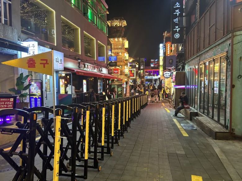 핼러윈을 맞은 토요일 저녁 이태원 세계음식문화거리가 한산한 모습. 사진=강명연 기자