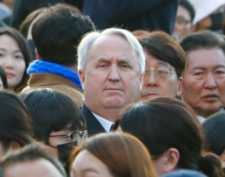 국민의힘 인요한 혁신위원장(가운데)이 29일 서울 중구 서울광장에서 열린 10.29 이태원 참사 1주기 시민추모대회에 참석했다. 뉴시스