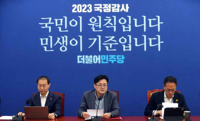 [서울=뉴시스] 조성봉 기자 = 홍익표 더불어민주당 원내대표가 29일 오전 서울 여의도 국회에서 열린 2023 국감 평가 및 향후 대응방안 관련 기자간담회에서 발언을 하고 있다. 2023.10.29. suncho21@newsis.com <저작권자ⓒ 공감언론 뉴시스통신사. 무단전재-재배포 금지.> /사진=뉴시스화상                                    [서울=뉴시스] 조성봉 기자 = 이정미 정의당 대표가 29일 오전 서울 여의도 국회에서 열린 취임 1주년 기자간담회에서 발언을 하고 있다. 2023.10.29.suncho21@newsis.com /사진=뉴시스