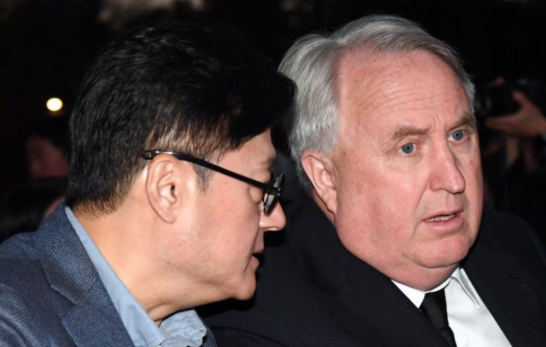 인요한 국민의힘 혁신위원장(오른쪽)과 홍익표 더불어민주당 원내대표가 29일 오후 서울 중구 서울광장에서 열린 이태원 참사 1주기 시민추모대회에 참석해 대화를 나누고 있다. /사진=뉴스1화상