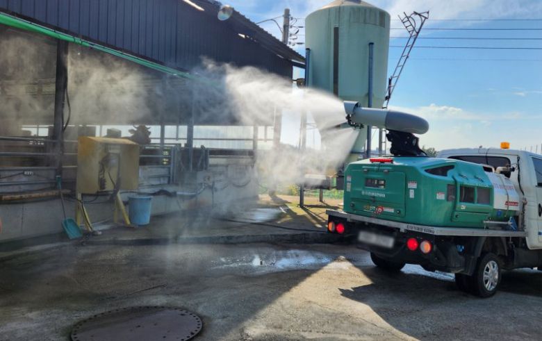울산 북구가 럼피스킨병 등 가축 질병 유입 차단을 위해 방역 활동을 진행하고 있다. 울산 북구 제공