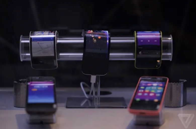 레노버 모토로라가 2016년경 벤더블 프로토타입을 공개한 바 있다. 당시 공개된 형태. 더버지 캡처