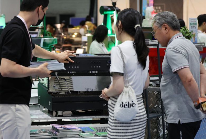 (서울=뉴스1) 김진환 기자 = 31일 오후 서울 강남구 세텍(SETEC)에서 열린 ‘서울 카페&베이커리페어 2023’을 찾은 관람객들이 다양한 커피 제품을 살펴보고 있다. 오는 3일까지 열리는 이번 전시회는 커피, 디저트, 베이커리, 기타 카페 관련 용품 등 약 250여개 기업이 참여한다. 2023.8.31./뉴스1 /사진=뉴스1화상