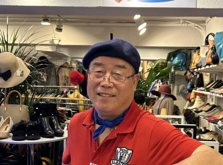 지난해 10월 29일 이태원 참사가 발생한 1번출구 앞 골목에서 잡화점을 운영하던 남인석씨. 사진=강명연 기자