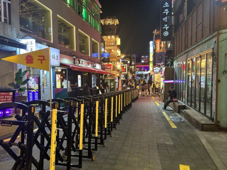 북적였던 이태원 골목은 이태원 참사를 맞은 이후 인적이 크게 줄었다. 지난달 29일 이태원 세계음식문화 거리에 사람이 없어 한산하다. 사진=강명연 기자