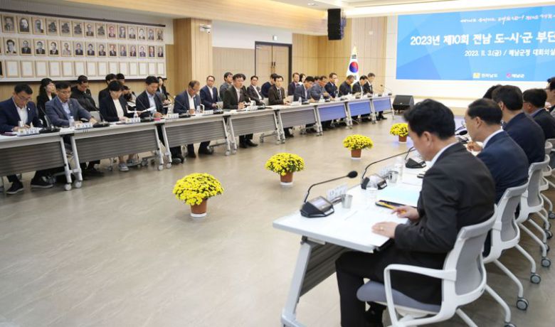 전남도는 3일 해남군청에서 명창환 행정부지사 주재로 도-시·군 부단체장 협력회의를 열어 도와 22개 시·군 현안을 논의하고, 소 럼피스킨병 확산 방지에 총력을 기울이기로 했다고 밝혔다. 전남도 제공