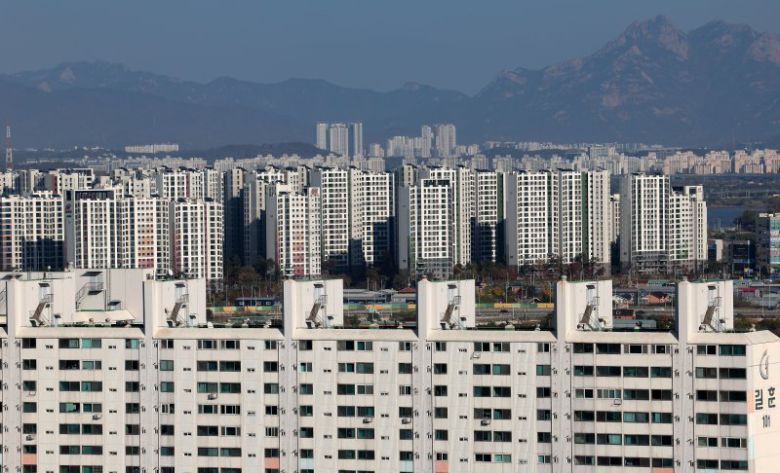 [김포=뉴시스] 김명년 기자 = 국민의힘이 경기도 김포시를 서울특별시로 편입하는 것을 당론으로 추진하기로 하면서 논란이 이어지고 있다. 2일 오후 경기도 김포시의 한 아파트 단지 뒤로 북한산이 보이고 있다. 2023.11.02. kmn@newsis.com /사진=뉴시스