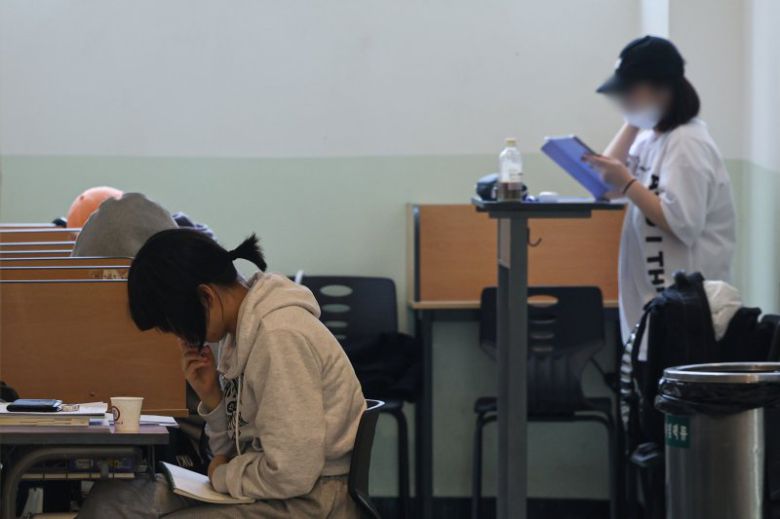 2024학년도 대학수학능력시험을 열흘 앞둔 지난 6일 오전 서울 마포구 종로학원 강북본원에서 수험생들이 공부하고 있다. 뉴시스