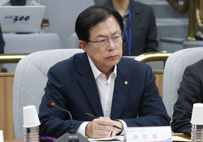 이만희 국민의힘 사무총장이 22일 오후 서울 여의도 국회에서 열린 고위당정협의회에서 한덕수 국무총리의 발언을 경청하고 있다. 2023.10.22/뉴스1 ⓒ News1 임세영 기자 /사진=뉴스1