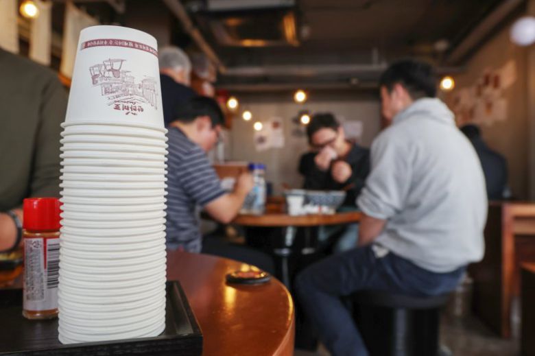 지난 7일 서울 시내 한 식당 테이블에 종이컵이 높이 쌓아올려져 있다. /사진=뉴스1