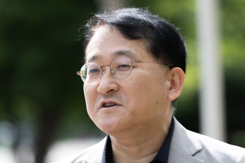 차규근 법무연수원 연구위원(전 법무부 출입국관리본부장)이 고발인 조사를 받기 위해 27일 오전 경기도 과천시 중앙동 고위공직자범죄수사처로 들어서며 입장을 밝히고 있다. /사진=뉴스1