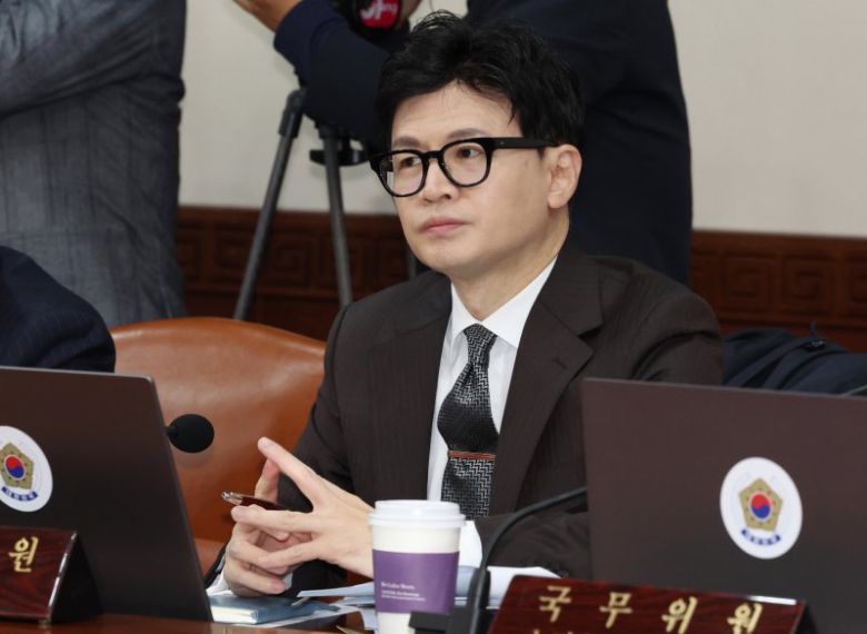 한동훈 법무부 장관이 10일 오전 서울 종로구 세종대로 정부서울청사에서 열린 국무회의에서 한덕수 국무총리의 모두 발언을 듣고 있다./사진=뉴스1화상