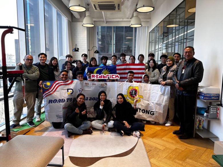 말레이시아 테크림픽 본선진출 2개팀(학생 8명), 교사 2명, 말레이시아 과학기술혁신부, 교육부, 지방공무원 팀장 등 관계자들이 지난 15일 서울 강남 레드브릭 본사에 방문해 기념사진을 찍고 있다. 레드브릭 제공