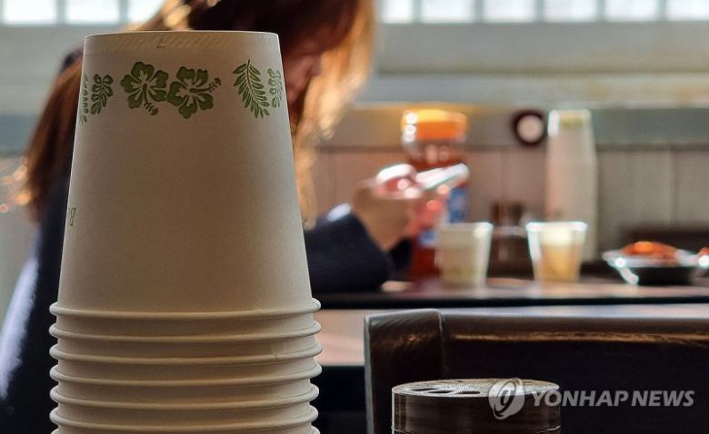 7일 낮 서울 을지로의 한 식당에 비치된 종이컵./연합뉴스