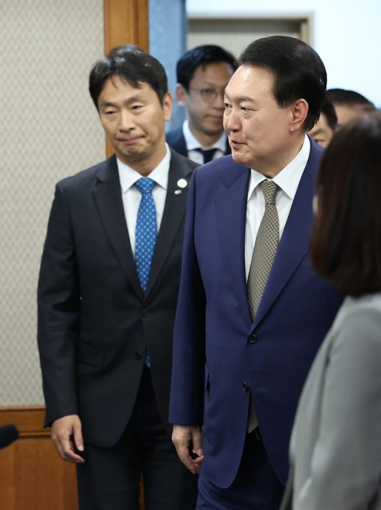 이복현 금감원장과 입장하는 윤석열 대통령 (서울=연합뉴스) 임헌정 기자 = 윤석열 대통령이 9일 서울 여의도 금융감독원에서 열린 불법사금융 민생현장 간담회에 이복현 금감원장과 함께 입장하고 있다. 2023.11.9 kane@yna.co.kr (끝)