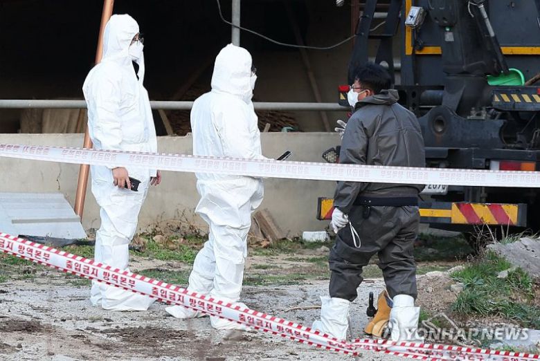 경북서 첫 럼피스킨 확진. 지난 14일 오후 방역 당국 관계자들이 럼피스킨이 발생한 경북 김천의 한 한우 농장에서 방역 작업을 하고 있다. /사진=연합