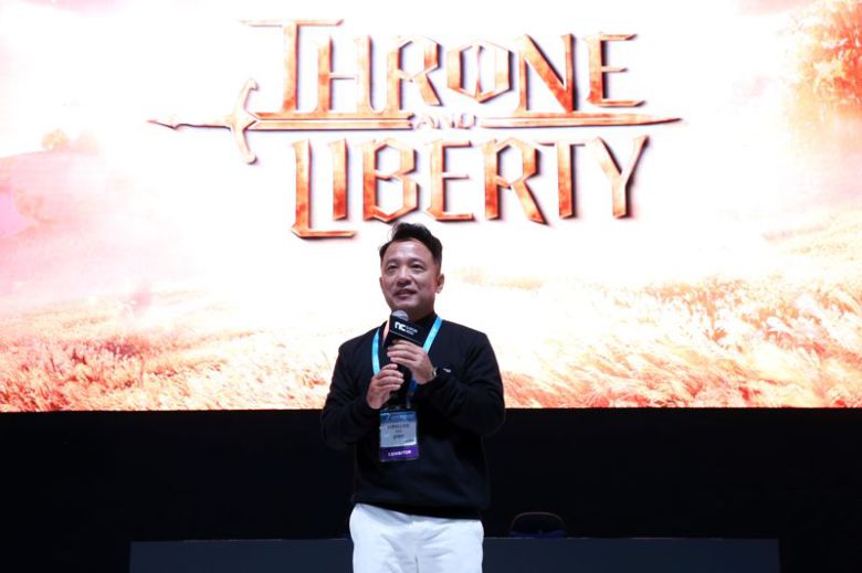 김택진 엔씨소프트(엔씨) 대표가 16일 부산 벡스코에서 개막한 국제게임전시회 지스타2023 현장에서 지스타 참가 소감에 대해 말하고 있다. 엔씨소프트 제공