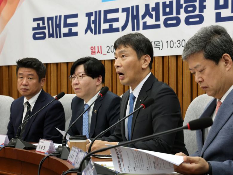 이복현 금융감독원장이 16일 오전 서울 여의도 국회에서 열린 투자자 신뢰 회복을 위한 공매도 제도개선방향 민·당·정협의회에서 모두발언을 하고 있다. 2023.11.16/뉴스1 ⓒ News1 황기선 기자 /사진=뉴스1