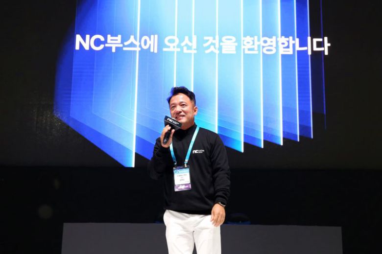 김택진 엔씨소프트(엔씨) 대표가 16일 부산 벡스코에서 개막한 국제게임전시회 지스타 2023 현장에서 참가 소감을 말하고 있다. 엔씨소프트 제공