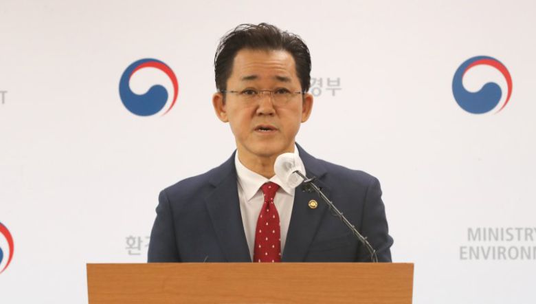 임상준 환경부 차관이 7일 세종시 정부종청사에서 소상공인을 고려한 일회용품을 줄일 수 있는 방안을 발표하고 있다. /뉴시스