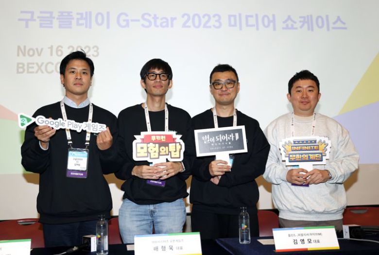16일 부산 벡스코에서 개막한 국제게임전시회 지스타2023에서 ‘구글플레이 미디어 쇼케이스’에 참여한 김하림 구글플레이 게임즈 사업개발 매니저, 배형욱 오븐게임즈 대표, 김영모 플린트 대표, 고무진 엔플라이스튜디오 대표(사진 왼쪽부터)가 기념 촬영을 하고 있다. 구글플레이 제공