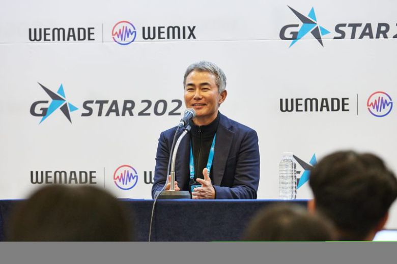 장현국 위메이드 대표가 16일 부산 벡스코에서 개막한 국제게임전시회 지스타2023 현장에서 미디어 간담회를 진행하고 있다. 위메이드 제공