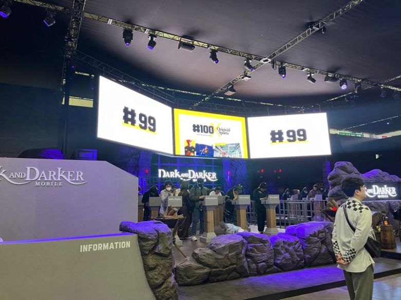 17일 국제게임전시회 '지스타2023'이 열린 부산 벡스코 내 크래프톤 시연존에서 이용자들이 게임을 하고 있다. 사진=임수빈 기자