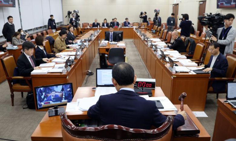 주호영 국회 연금특위원장이 16일 오전 서울 여의도 국회 연금개혁특별위원회 전체회의에서 의사봉을 두드리고 있다. 2023.11.16/뉴스1 ⓒ News1 황기선 기자 /사진=뉴스1