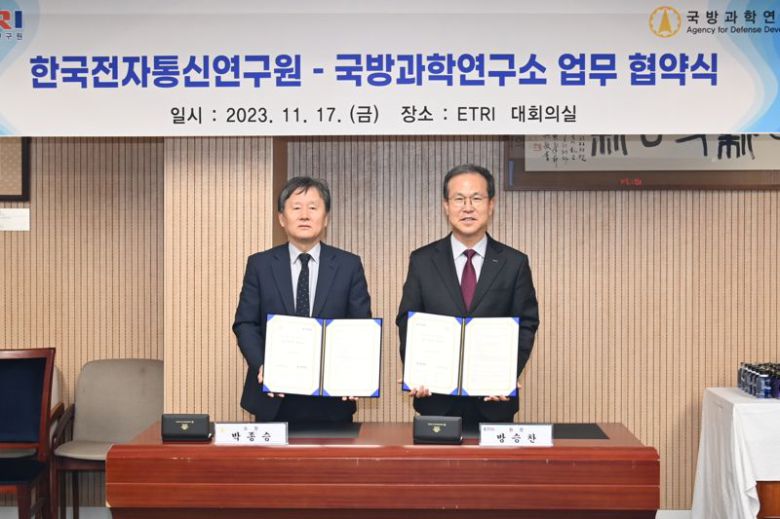 ETRI 방승찬 원장(오른쪽)과 ADD 박종승 소장이 17일 ETRI 대전 본원에서 6G 위성통신 분야의 협력 강화를 위한 업무협약을 체결했다. ETRI 제공