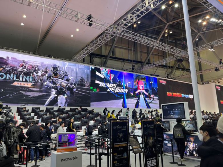17일 국제게임전시회 '지스타2023'이 열린 부산 벡스코 내 넷마블 시연존에서 이용자들이 게임을 하고 있다. 사진=임수빈 기자                                    17일 국제게임전시회 '지스타2023'이 열린 부산 벡스코 내 위메이드 시연존에서 이용자들이 게임을 하고 있다. 사진=임수빈 기자