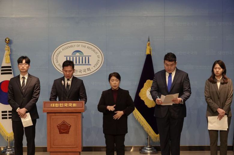 권지웅 전 더불어민주당 비상대책위원(왼쪽부터), 김지수 한반도미래경제포럼 대표, 황두영 전 공동비대위원장 정무조정실장, 박성민 전 최고위원 등 민주당 청년 정치인들이 21일 오전 국회에서 선거제 개악 저지 촉구 기자회견을 하고 있다. 김 대표 제공