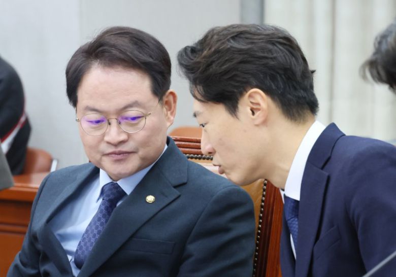 대화하는 허영 의원과 이탄희 의원 (서울=연합뉴스) 이정훈 기자 = 21일 국회에서 열린 정치개혁특별위원회 법안심사제2소위원회에서 더불어민주당 허영 의원과 이탄희 의원이 대화하고 있다.