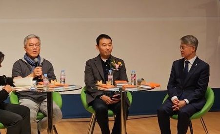 지난 19일 광주에서 열린 민형배 의원의 책 ‘탈당의 정치’ 출판 기념 북콘서트에 참석한 민주당 전·현직 의원들.(왼쪽부터 최강욱 전 의원, 김용민·민형배 의원) 출처=유튜브 ‘나두잼TV’