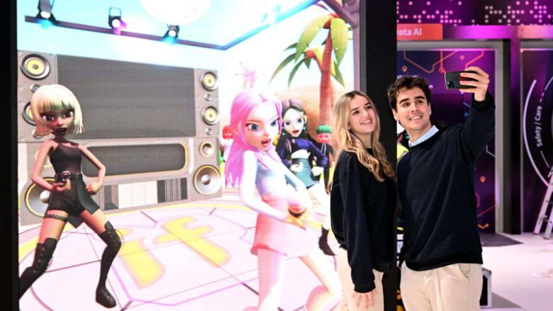 지난 2월 스페인 바르셀로나 피라 그란 비아 전시장 내에 설치된 SK텔레콤 부스에서 현지 관계자들이 메타버스 서비스 '이프랜드(ifland)'를 배경으로 기념 촬영하고 있다.