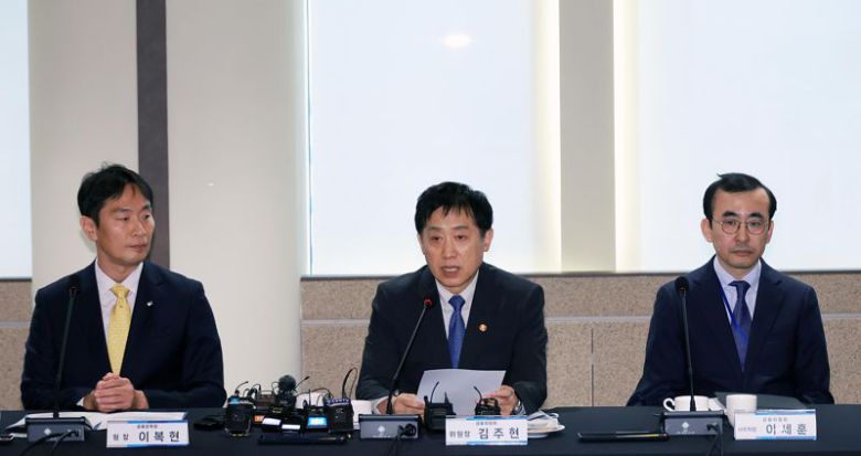 김주현 금융위원장(가운데)이 27일 서울 중구 은행회관에서 이복현 금융감독원장(왼쪽), 이세훈 금융위 사무처장과 함께 금융위·금감원·은행장 간담회에 참석했다. 금융위원회 제공