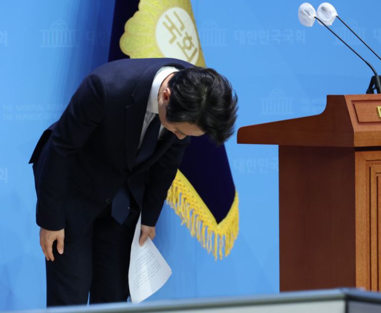 이탄희 더불어민주당 의원이 28일 서울 여의도 국회 소통관에서 연동형비례제 사수와 위성정당 금지 촉구 기자회견을 마치고 인사를 하고 있다. 이날 기자회견에서 이 의원은 "총선에서 용인정 지역구에 불출마 하겠다＂며, 당을 향해 ＂기득권을 내려 놓고 원칙을 지켜내자＂고 밝혔다. 2023.11.28/뉴스1 ⓒ News1 송원영 기자 /사진=뉴스1