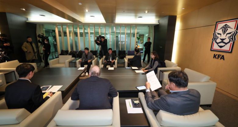 이윤남 대한축구협회 윤리위원장(오른쪽)을 비롯한 위원들이 28일 오후 서울 종로구 대한축구협회 회의실에서 '불법 촬영 혐의'로 경찰 수사를 받고 있는 축구 국가대표 선수 황의조의 향후 대표팀 차출 및 국가대표 자격 유지에 대한 논의 기구 회의에 참석해 자료를 살펴보고 있다. [사진 = 뉴스1]
