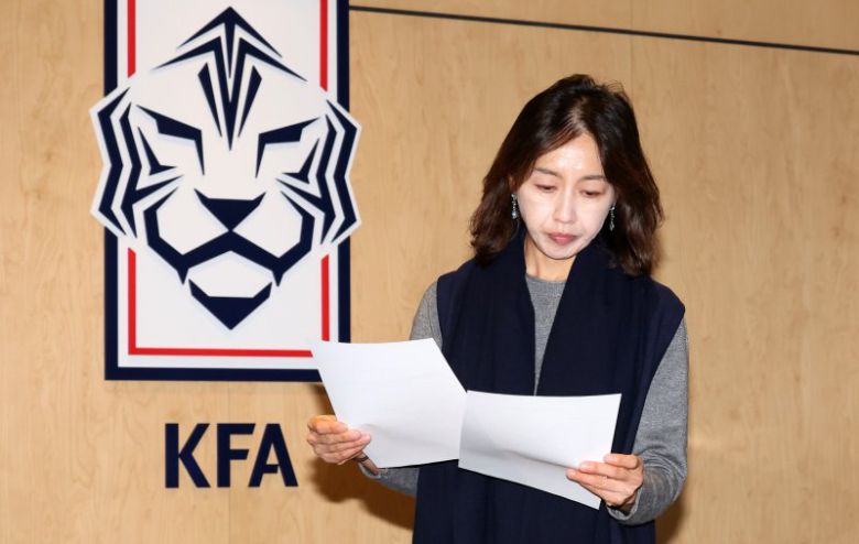 이윤남 대한축구협회 윤리위원장이 28일 오후 서울 종로구 대한축구협회 회의실에서 '불법 촬영 혐의'로 경찰 수사를 받고 있는 축구 국가대표 선수 황의조의 향후 대표팀 차출 및 국가대표 자격 유지에 대한 논의 기구 회의에 참석해 자료를 살펴보고 있다.[사진 = 뉴스1]