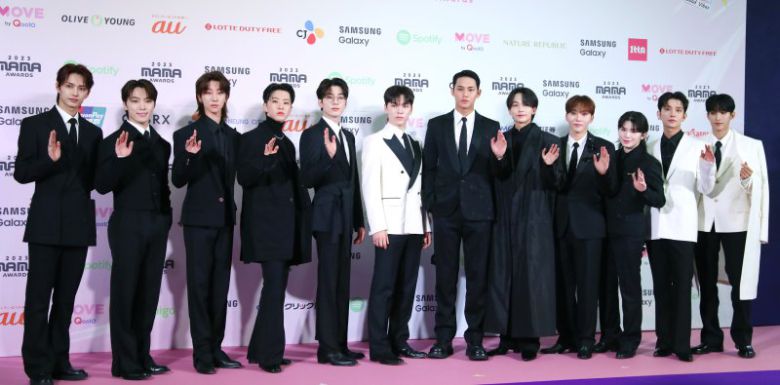 세븐틴 준(왼쪽부터)과 디노, 디에잇, 호시, 원우, 버논, 민규, 정한, 승관, 우지, 조슈아, 도겸이 29일 일본 도쿄돔에서 열린 ‘2023 마마 어워즈(2023 MAMA AWARDS)’에서 포즈를 취하고 있다. 2023.11.29/뉴스1 ⓒ News1 권현진 기자 /사진=뉴스1