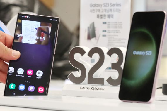 갤럭시 S23 시리즈 사전판매 예약이 시작된 지난 2월 7일 서울 마포구 삼성디지털프라자 홍대본점에서 시민들이 갤럭시S23 시리즈를 살펴보고 있다. 사진=박범준 기자