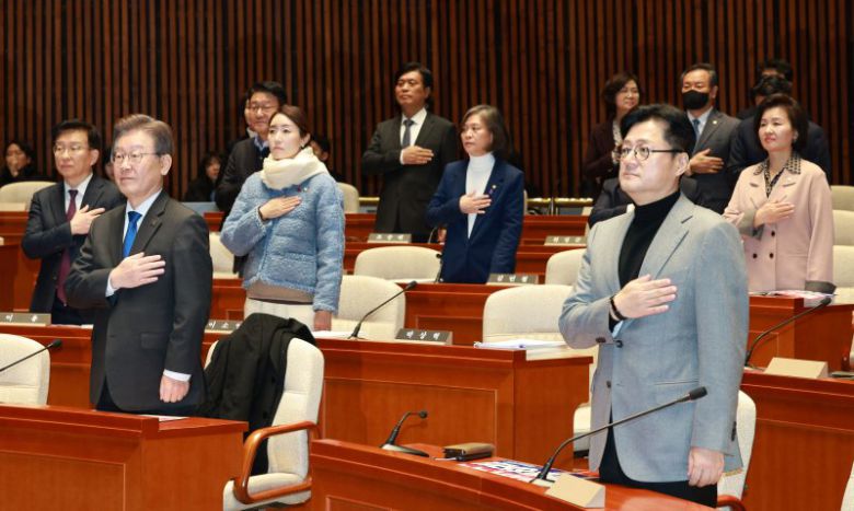 이재명 더불어민주당 대표와 홍익표 원내대표 등이 11월 30일 오후 국회에서 열린 의원총회에서 국민의례를 하고 있다. 뉴시스