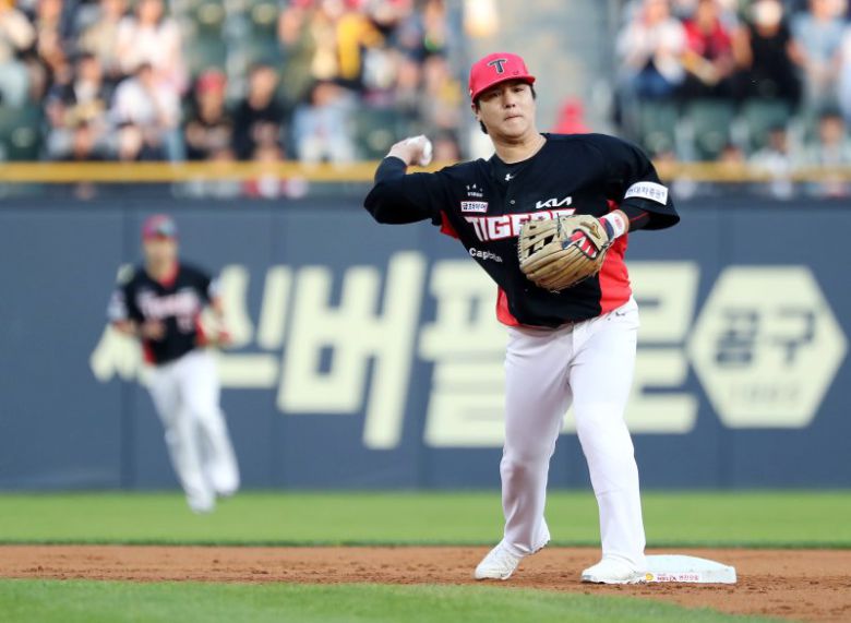 KIA는 김선빈과 간극이 있지만, 최대한 협상을 이어가겠다는 입장이다. 하지만 분위기가 예년과 같지 않은 것은 김선빈의 2루수로서의 에이징 커브가 이번 시즌 어느정도 보였기 때문이다.