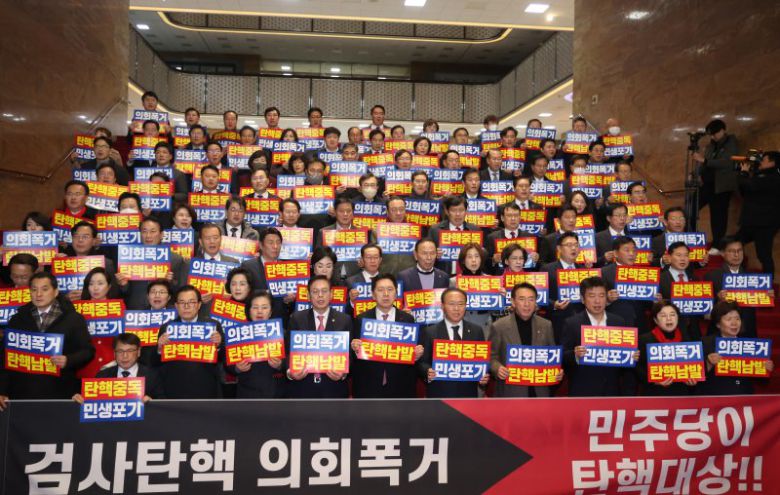 '국회 본회의에서 손준성, 이정섭 검사 탄핵소추안이 가결된 1일 국민의힘 김기현 대표 등 의원들이 '국회의장 사퇴촉구 및 의회폭거 규탄대회'를 하고 있다. 사진=연합 지면화상